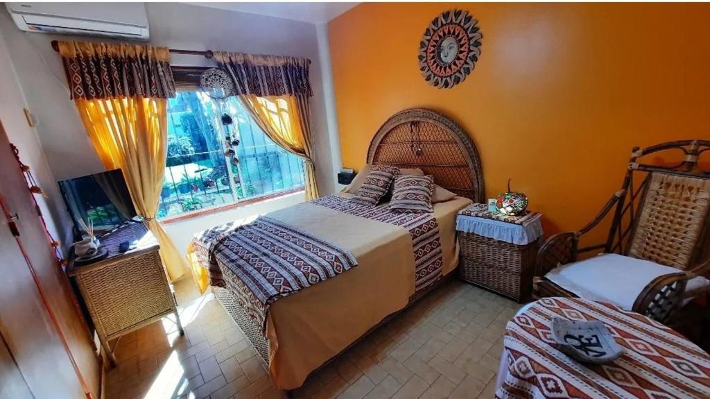 a bedroom with a large bed and a window at Nel's Casa Hostel A 15 minutos de Aeropuerto Ezeiza in Monte Grande