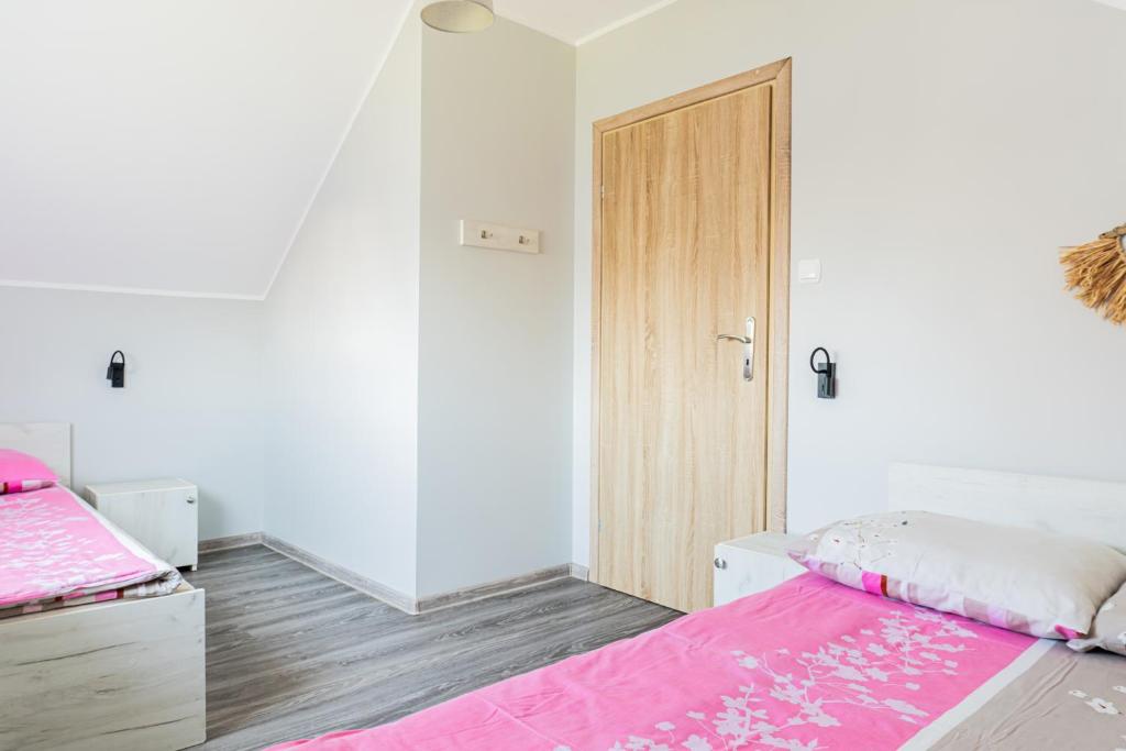 Postel nebo postele na pokoji v ubytování Domki i Apartamenty Kacper- Świetna lokalizacja blisko plaży