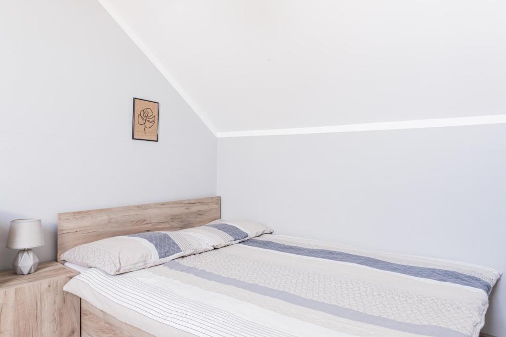 Postel nebo postele na pokoji v ubytování Domki i Apartamenty Kacper- Świetna lokalizacja blisko plaży