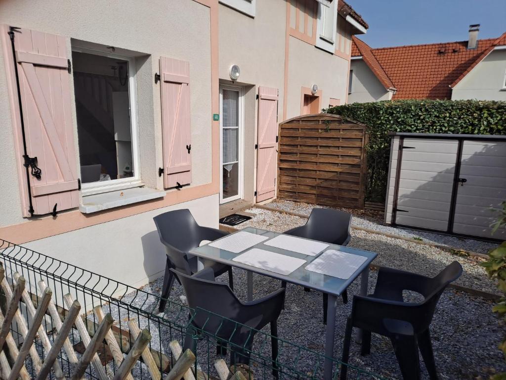 un patio avec une table et des chaises sur un balcon dans l'établissement Maison au calme, à Camiers