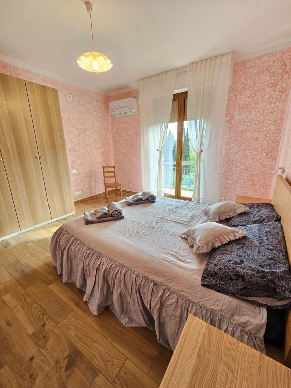Cama grande en habitación con ventana grande en Guest House Fantaccini, en Pelago