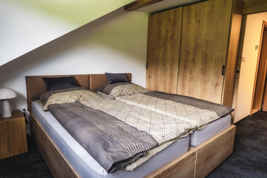 Postel nebo postele na pokoji v ubytování Luxusní Apartmán Domovjanka - SKALKA FAMILY
