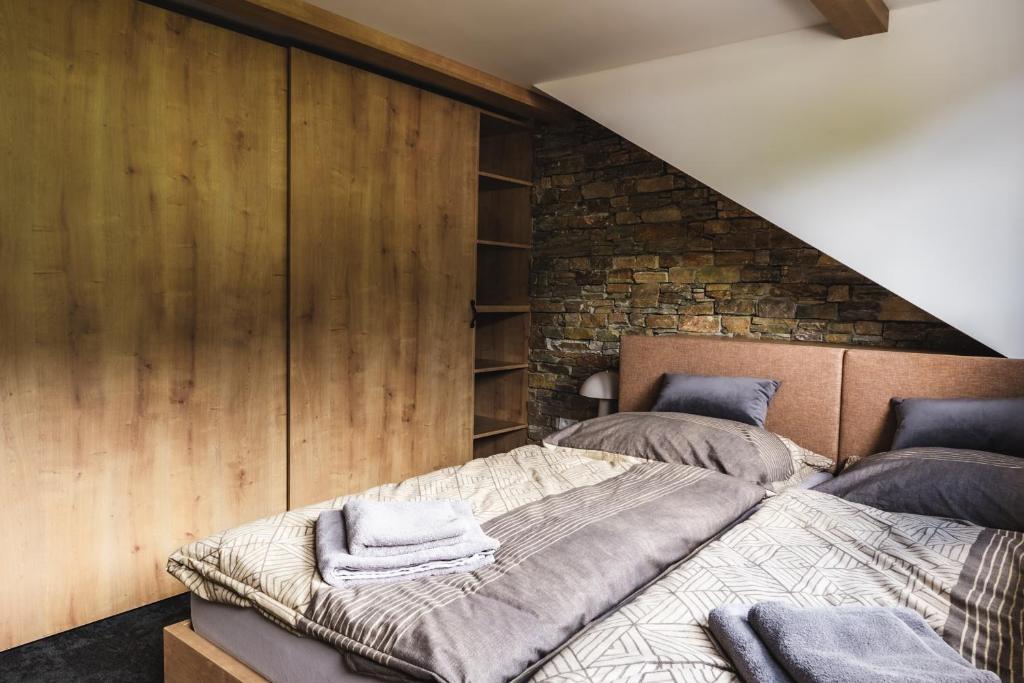 Postel nebo postele na pokoji v ubytování Luxusní Apartmán Domovjanka - SKALKA FAMILY