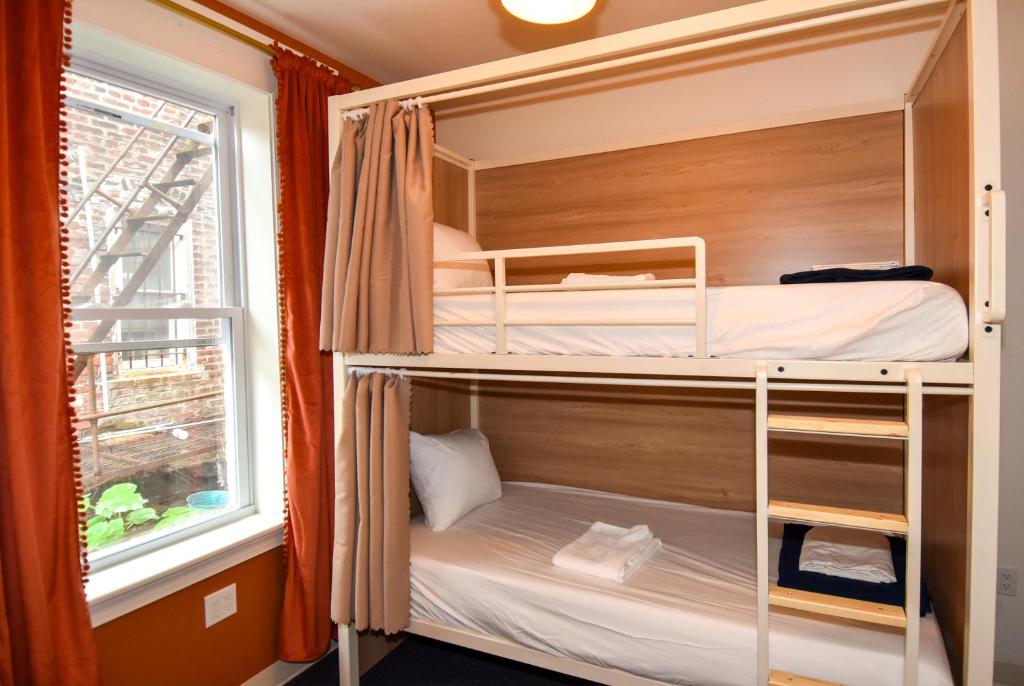 Postel nebo postele na pokoji v ubytování Caravan Hostel DC