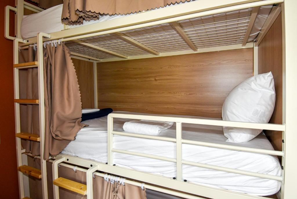 Postel nebo postele na pokoji v ubytování Caravan Hostel DC