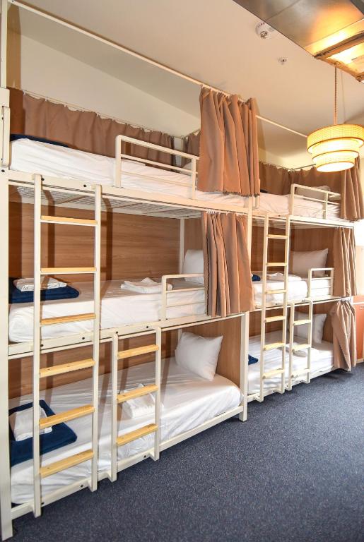Postel nebo postele na pokoji v ubytování Caravan Hostel DC