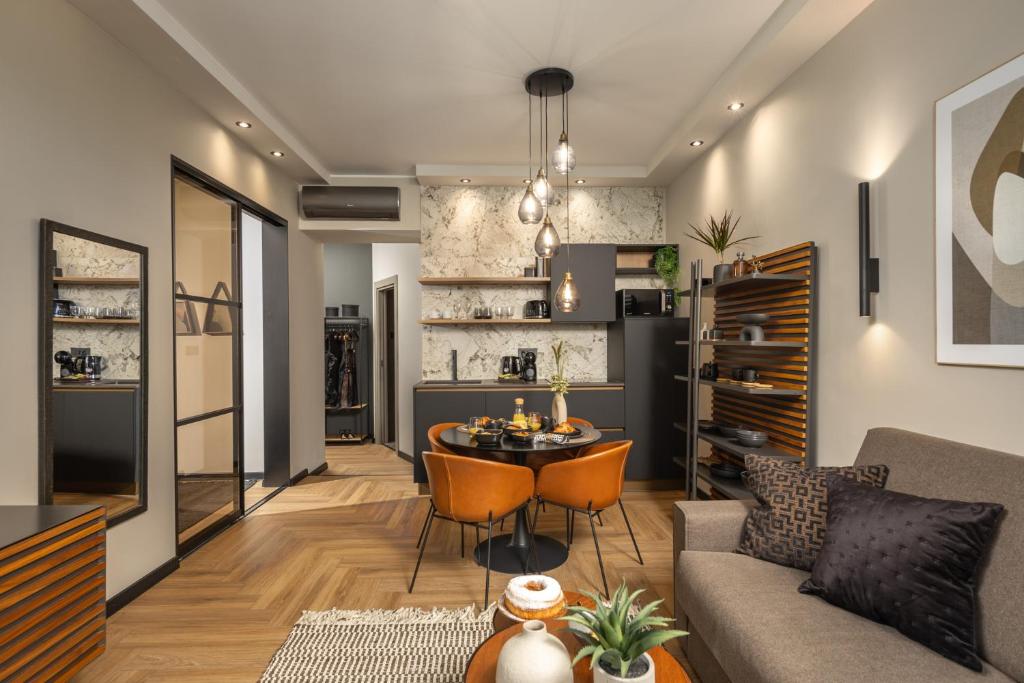 una sala de estar con un sofá y una mesa en Nautilus Luxury Apartments 2, en Rijeka