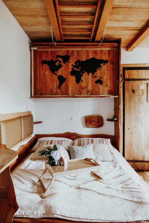 Voodi või voodid majutusasutuse Treehouse Drevesna hiška Štrkovo gnezdo Ranč Jureš toas