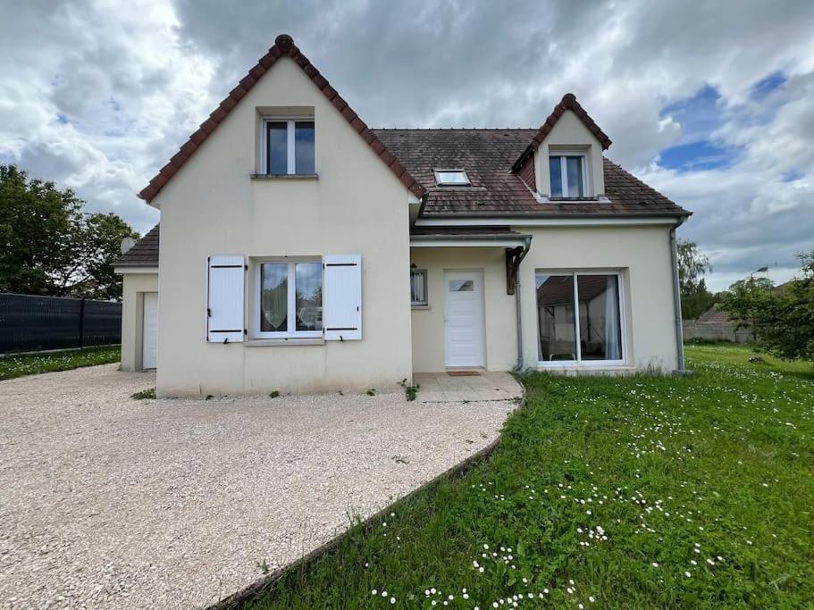 ein weißes Haus mit einer Auffahrt davor in der Unterkunft Maison familiale spacieuse -Château de Chambord in Huisseau-sur-Cosson