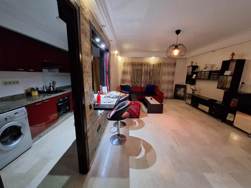 uma ampla sala de estar com uma cozinha e uma sala de estar em Casablanca em Casablanca