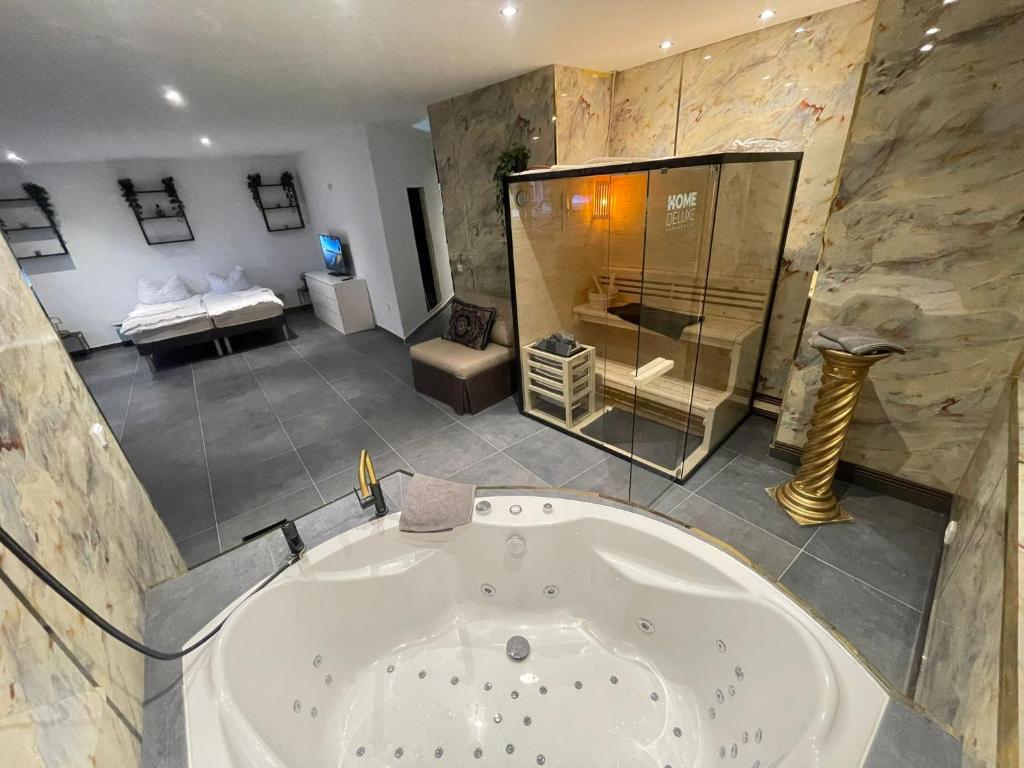 bañera grande en una habitación con dormitorio en Suite Julius Cesar, en Berlín