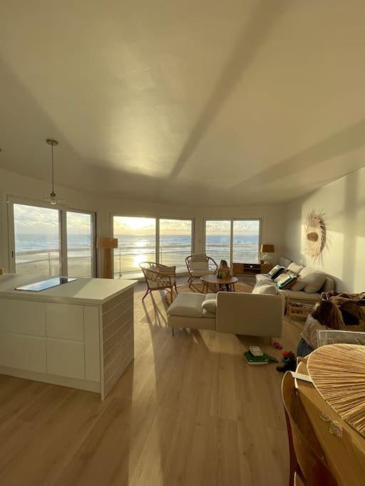 un salon avec un canapé et une table dans l'établissement Bel appartement , vue panoramique, refait à neuf, à Neufchâtel-Hardelot