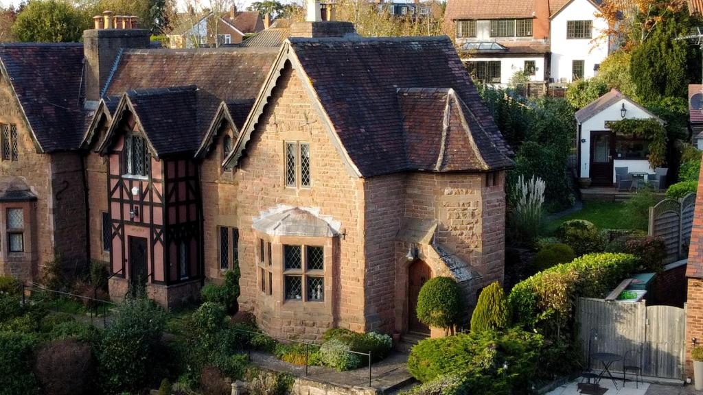 een luchtzicht op een bakstenen huis bij The Bank - Period Cottage in Picturesque Village 