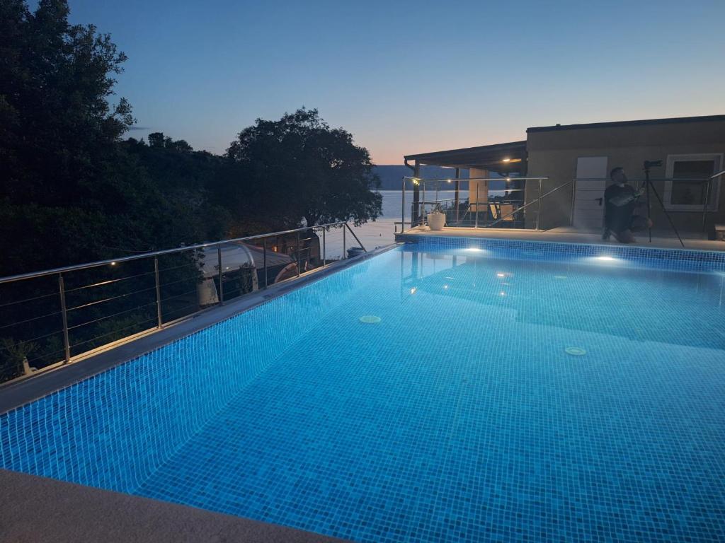 Bazén v ubytování BooRA glamp experience & Heated infinity pool nebo v jeho okolí