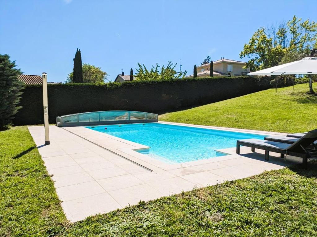 Bazén v ubytování Villa avec piscine et vue panoramique nebo v jeho okolí