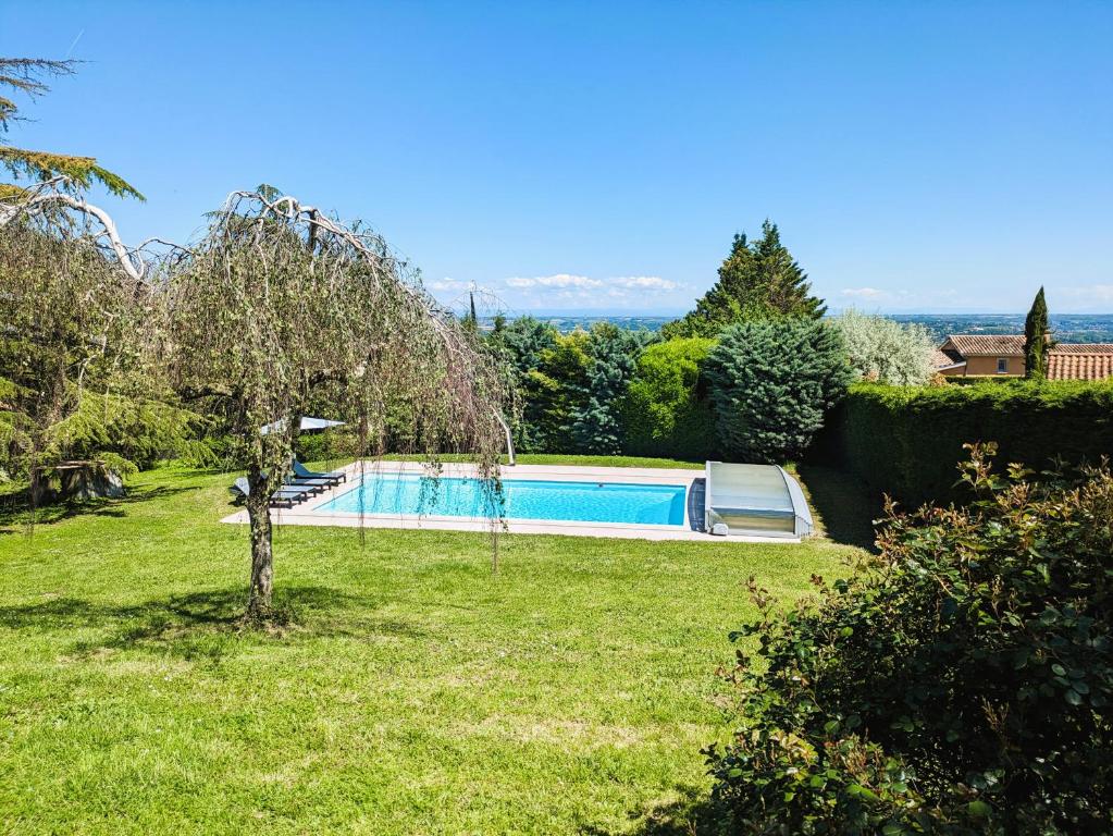 Bazén v ubytování Villa avec piscine et vue panoramique nebo v jeho okolí