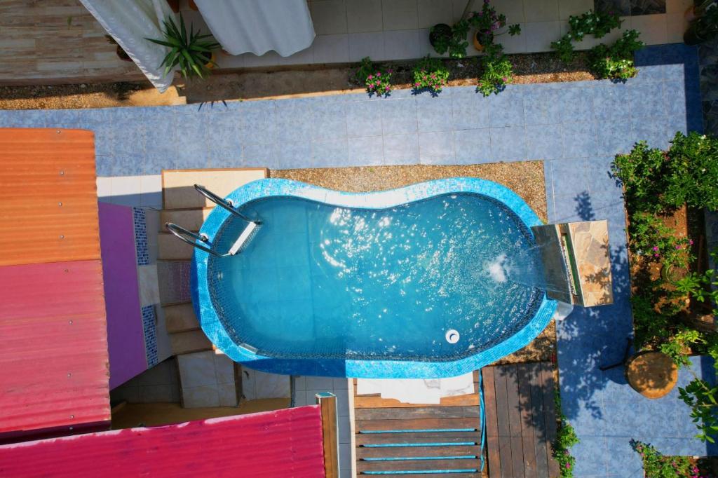 una vista aérea de una piscina en una casa en KORYARES HAUS-TAMBOPATA, en Puerto Maldonado