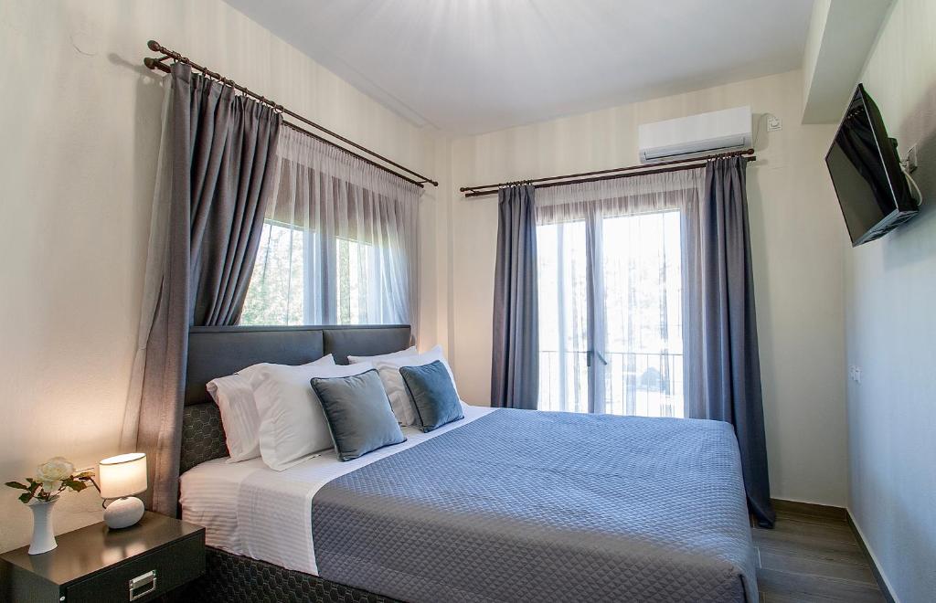 una camera da letto con un letto e una grande finestra di Bens Apartments-One Bedroom Premium Apartment ad Agia Paraskevi
