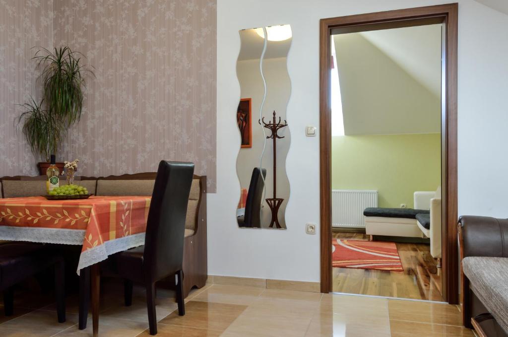 Harmónia Apartmanház - Two-Bedroom Upstairs Apartment With Garden View