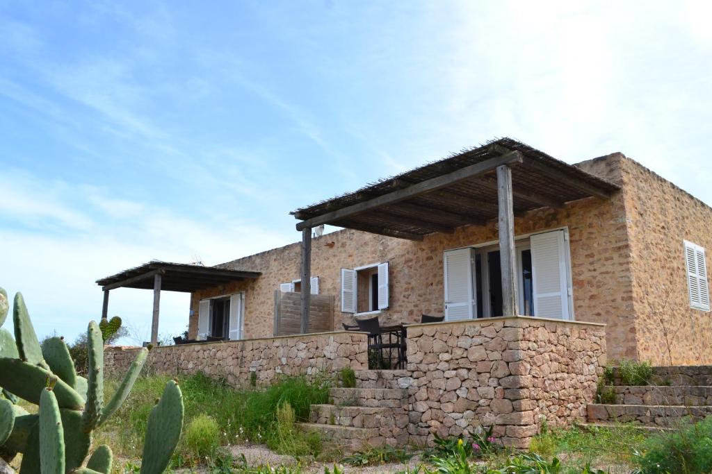 uma casa de tijolos com uma parede de pedra em Estudio SAVINA em Sant Francesc Xavier