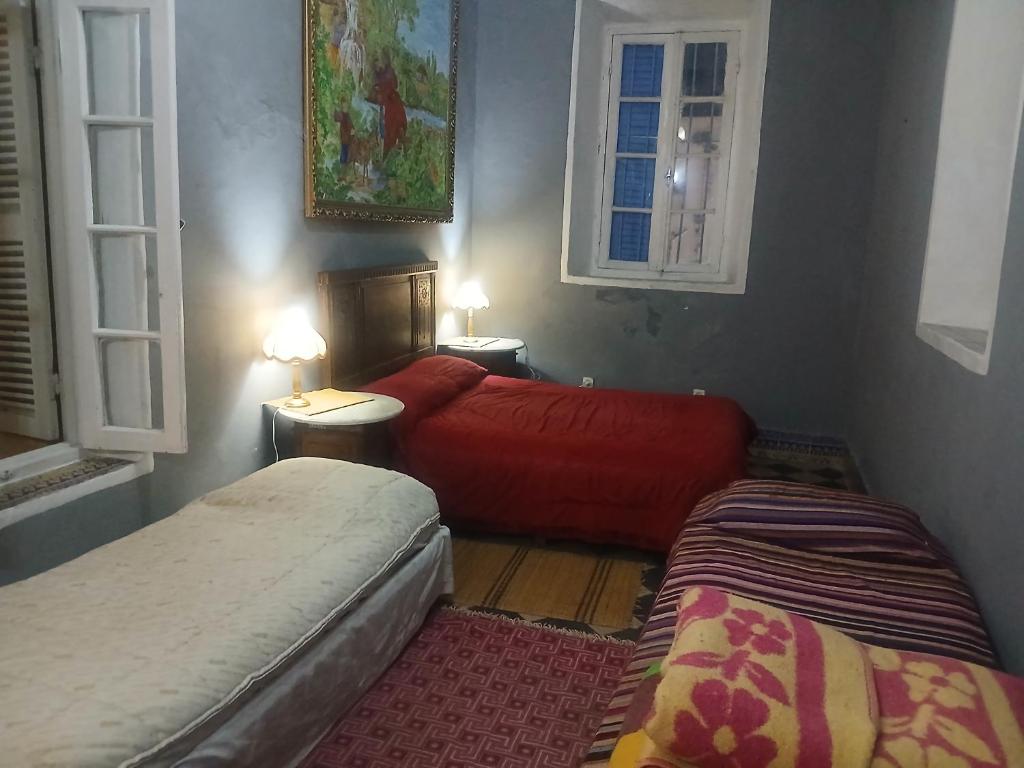 La Maison Haute Larache Morocco - バスルーム付きの四重群