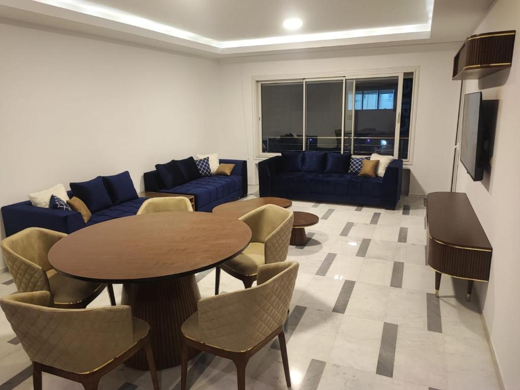 a living room with a table and a couch at Le flamand du lac 2 in La Goulette