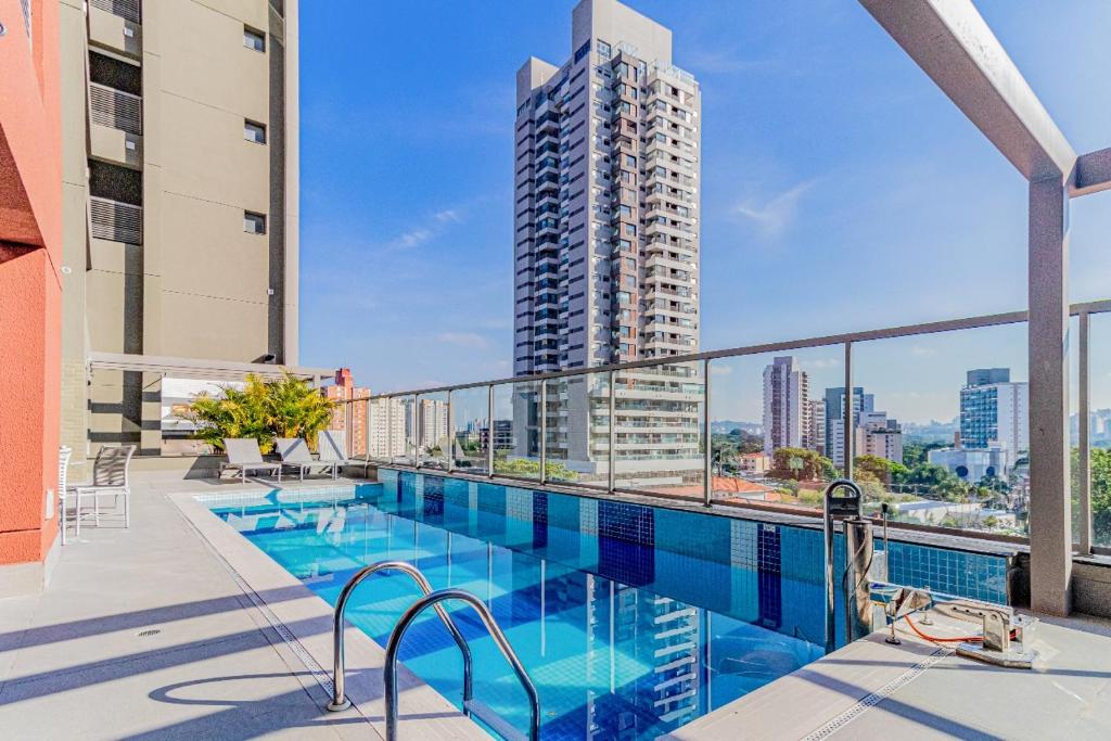 uma piscina na varanda de um edifício em 617 - Rentaqui Studio Comfort Butantã em São Paulo