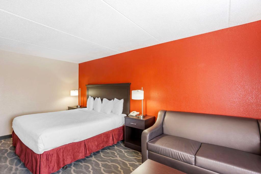 Best Western Inn at Blakeslee-Pocono - King Room With Sofa Bed - Pet Friendly/Non-Smoking