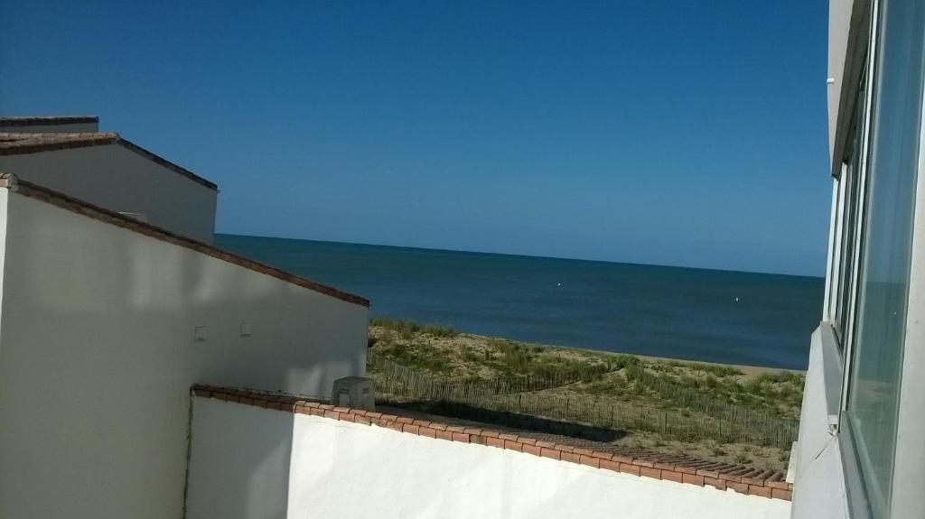 einen Balkon mit Meerblick in der Unterkunft Les Mouettes St Hilaire in Saint-Hilaire-de-Riez