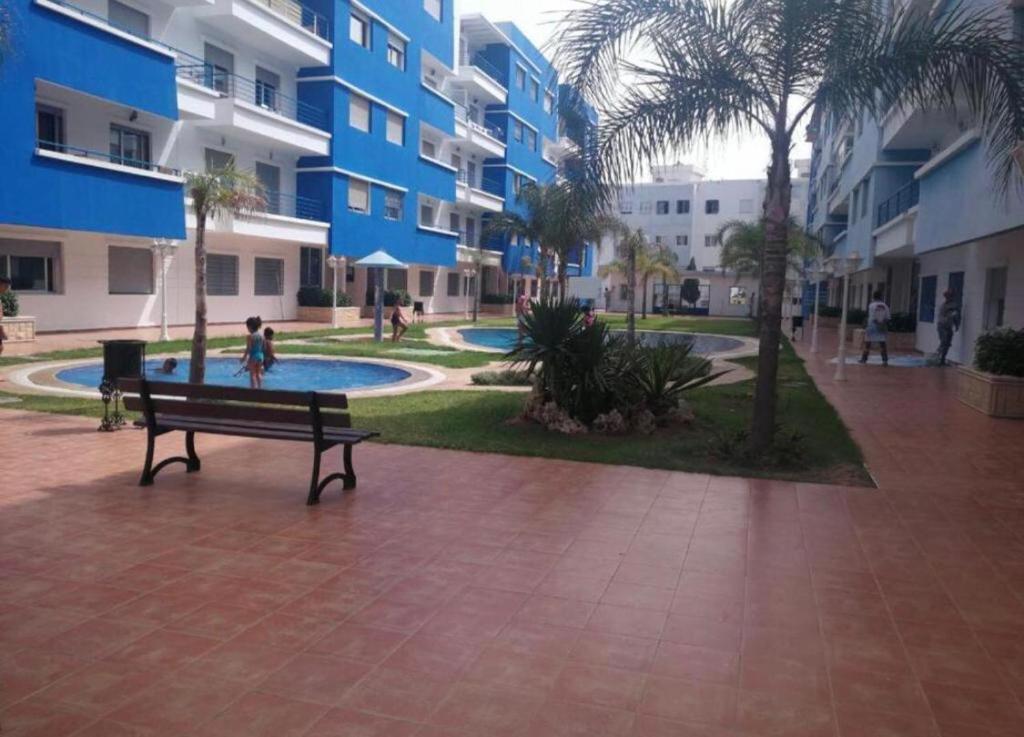 Bazén v ubytování Urban Oasis nebo v jeho okolí