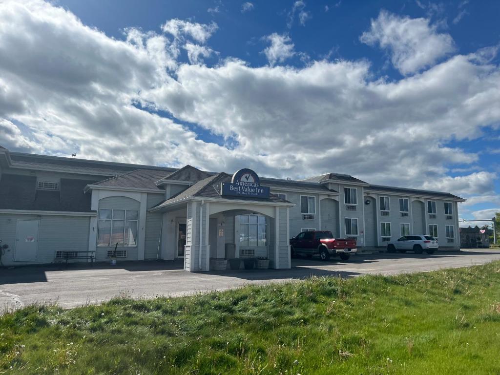 un edificio con un cartel delante en Americas Best Value Inn Kalispell, en Kalispell