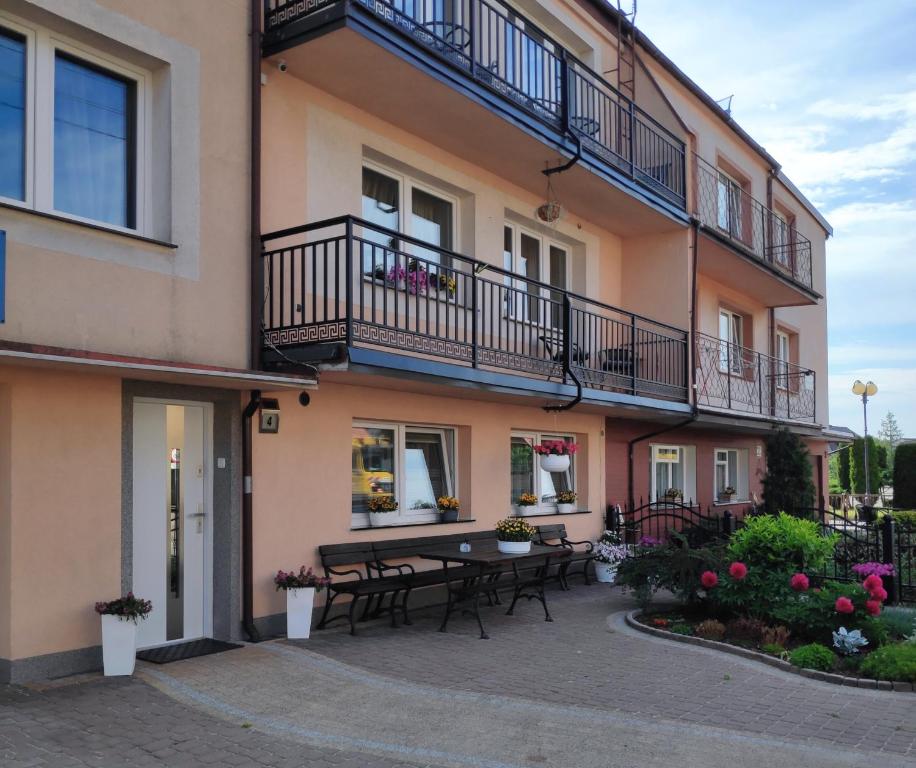 apartamentowiec ze stołem i balkonem w obiekcie Pokoje gościnne Moli w Łebie