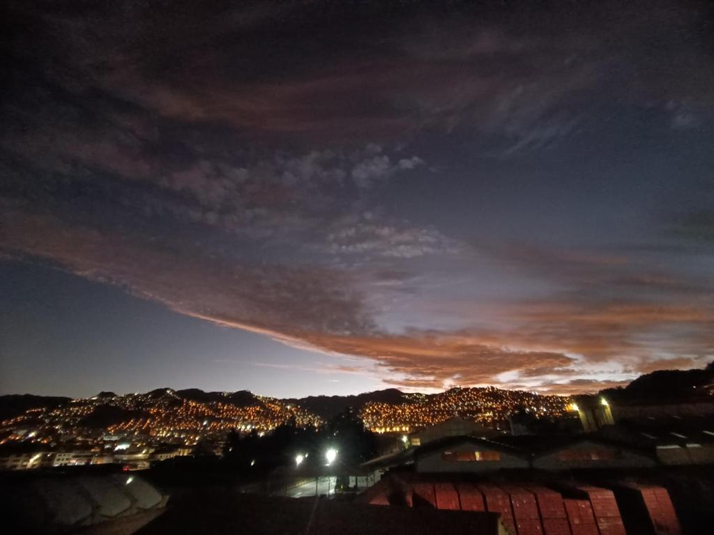 Blick auf die Stadt in der Nacht in der Unterkunft TahuanWasi Apartments in Cusco
