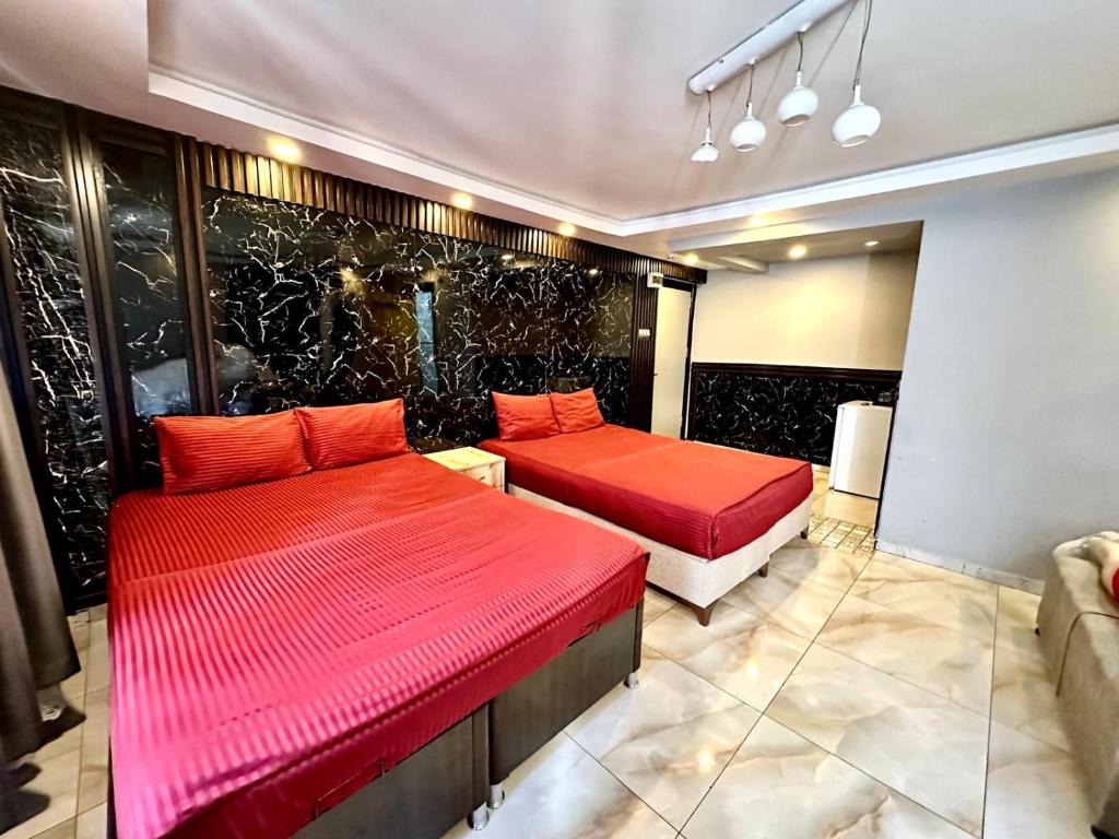 Habitación con 2 camas y sofá. en Golden Prince Hotel Taksim en Taksim
