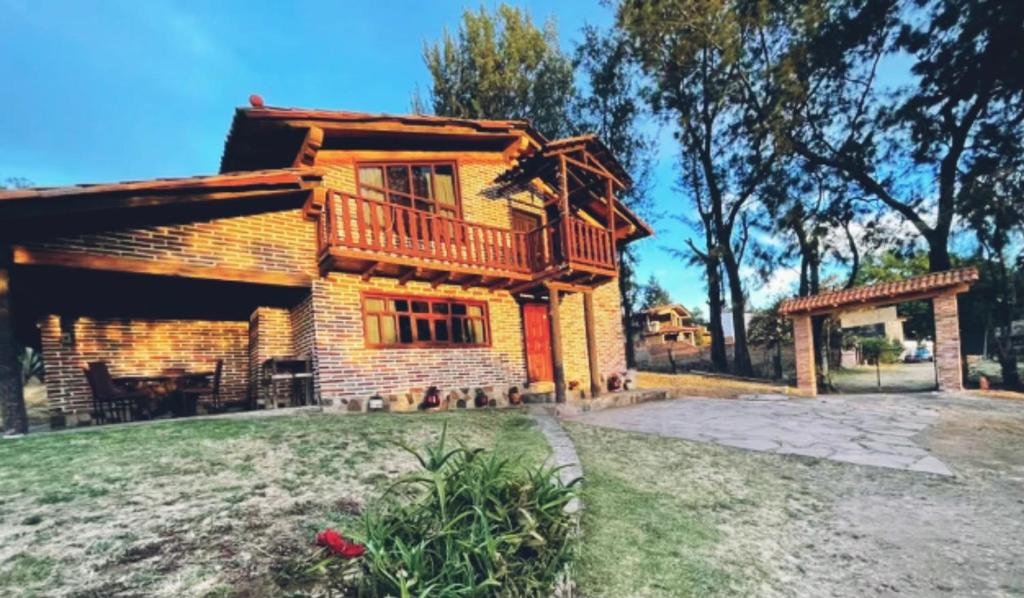 Casa de madera con porche y patio en Linda Vista 4, en Mazamitla