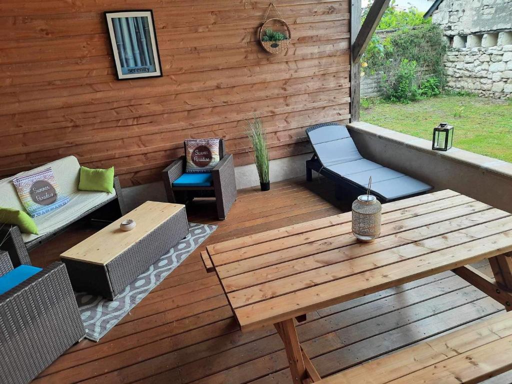 une terrasse en bois avec un banc et une table dans l'établissement Gîte Brain-sur-Allonnes, 3 pièces, 4 personnes - FR-1-622-5, à Brain-sur-Allonnes