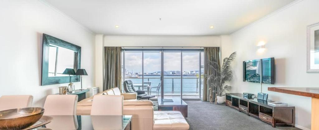 sala de estar con vistas al agua en Spacious Executive Apartmt,great Views! Location en Auckland