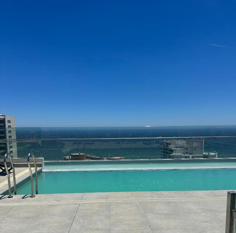 - Vistas a la piscina desde un edificio en Dpto nuevo Reñaca gran terraza, en Viña del Mar