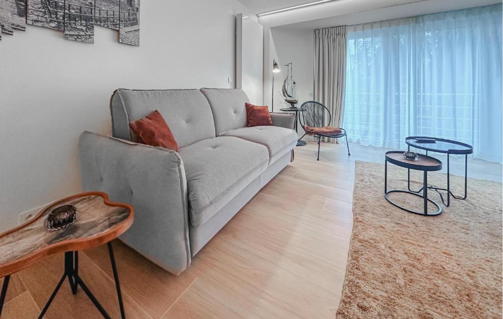 Ruang duduk di Nice Apartment In Oostende With Wifi