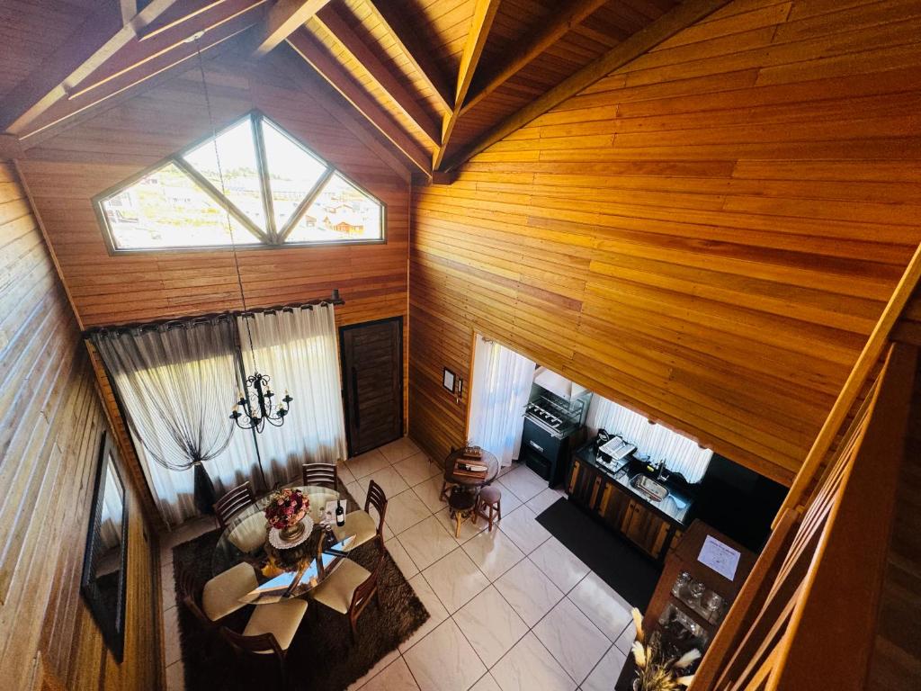uma vista superior de uma sala de estar com paredes de madeira em Recanto Ar da Serra em São Joaquim