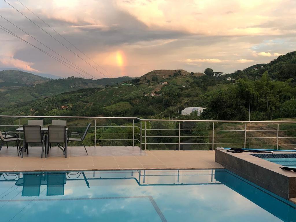 Nespecifikovaný výhled na hory nebo výhled na hory při pohledu z luxury tent