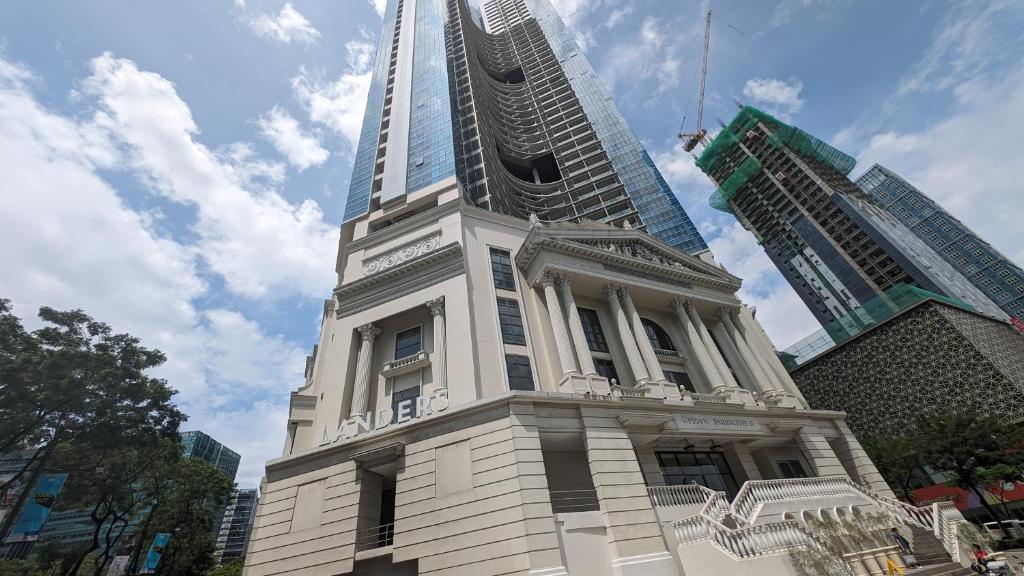 马尼拉EG Private House -BGC UPTOWN的一些建筑物前有一座高塔的建筑