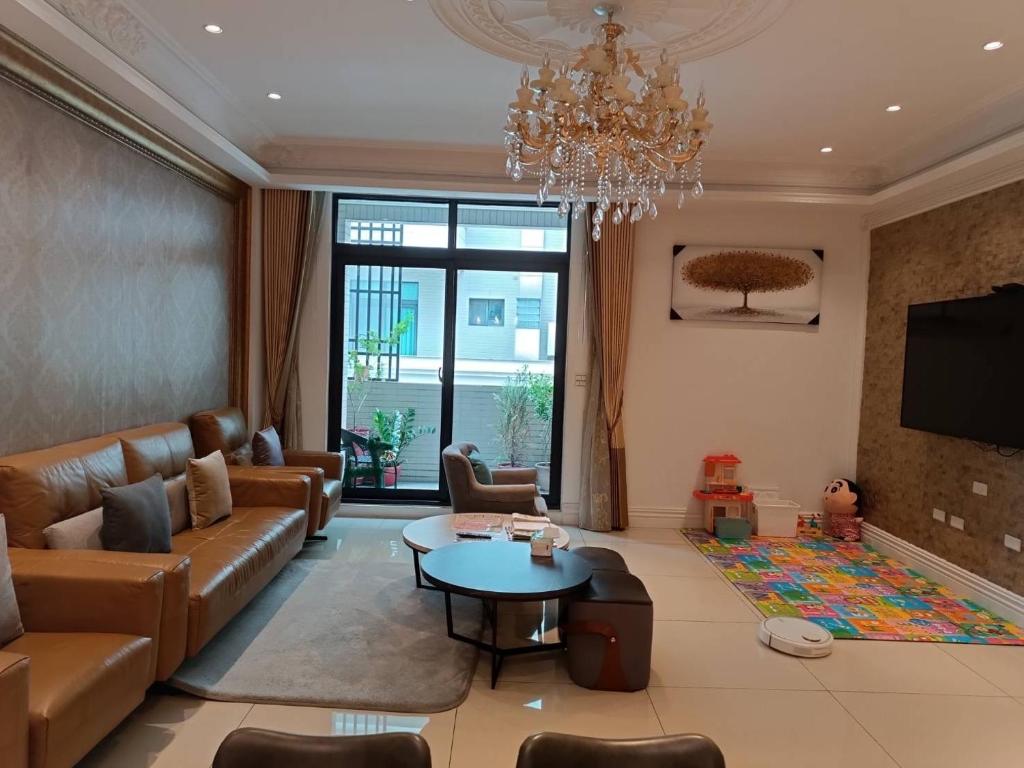 uma sala de estar com um sofá e uma mesa em Lane 82 Hostel em Chiayi