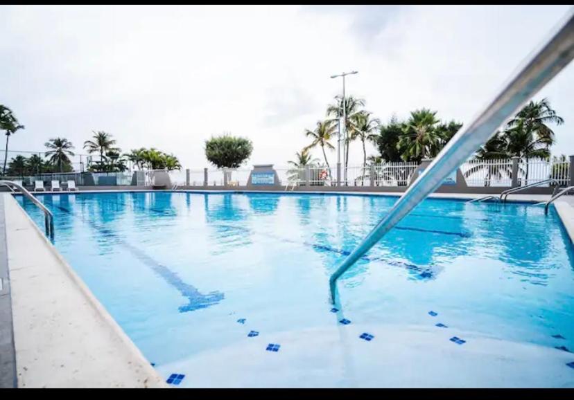 Bazén v ubytování Downtown Beachfront Isla Verde Luxury Apartment nebo v jeho okolí