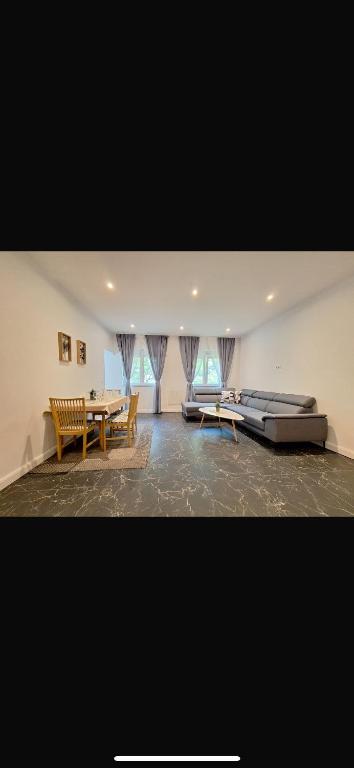 Posezení v ubytování Near Vienna - 60m2 - 6 Guests - Self Check-in - Parking