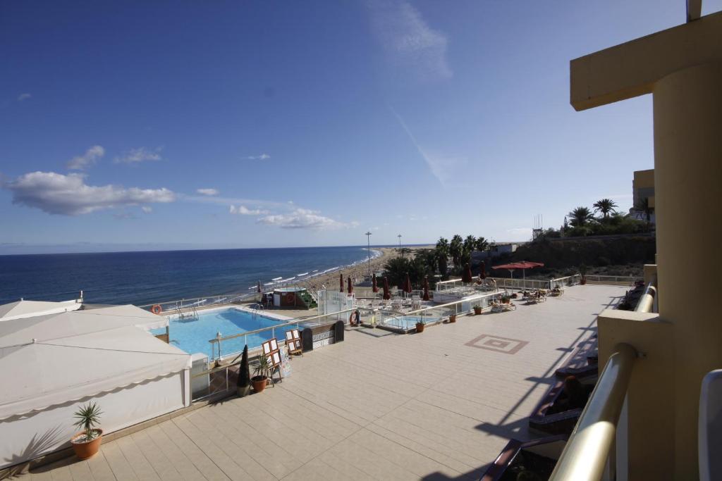 a view of a swimming pool and the ocean at Atlantic Beach Club in Playa del Ingles