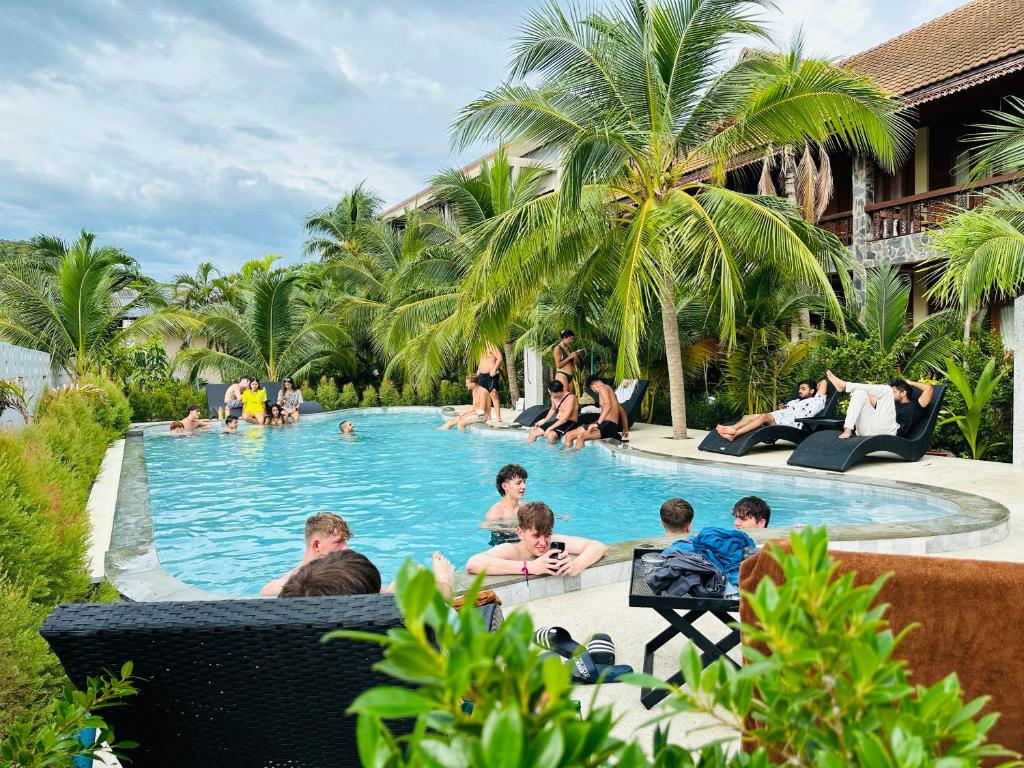 un gruppo di persone seduti in piscina in un resort di Family House Resort, Haad Rin a Haad Rin