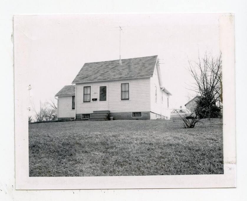 una foto en blanco y negro de una casa en Creekside cottage, en Owatonna