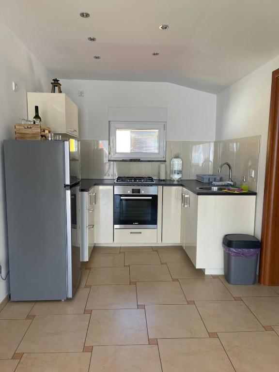 Kuchyňa alebo kuchynka v ubytovaní Sinisa Apartman Vir