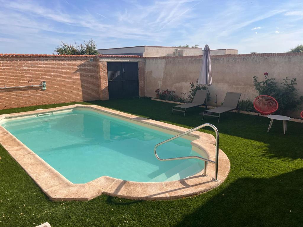 einen großen Pool im Hof mit Terrasse in der Unterkunft Un sueño en Toledo II, al lado de Puy du Fou in Argés